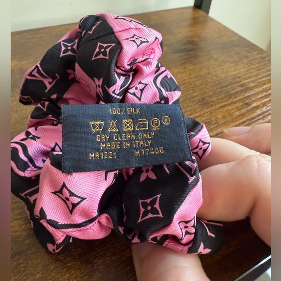 Louis Vuitton Monogram Confidential Chouchou Scrunchie - Picture 3 of 4